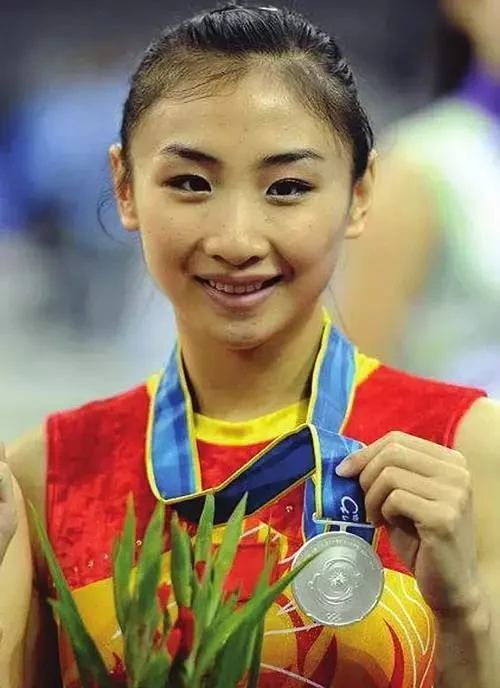 差别大!何雯娜奉子成婚还嫁二婚老公,霍