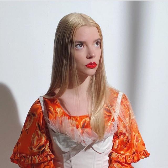 落入凡间的精灵安雅泰勒乔伊荧幕走红被赞美如画中仙女