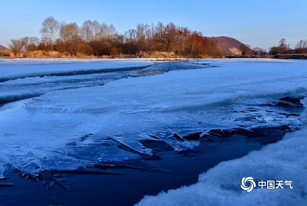 大兴安岭春意回归 冰融雪化催新芽