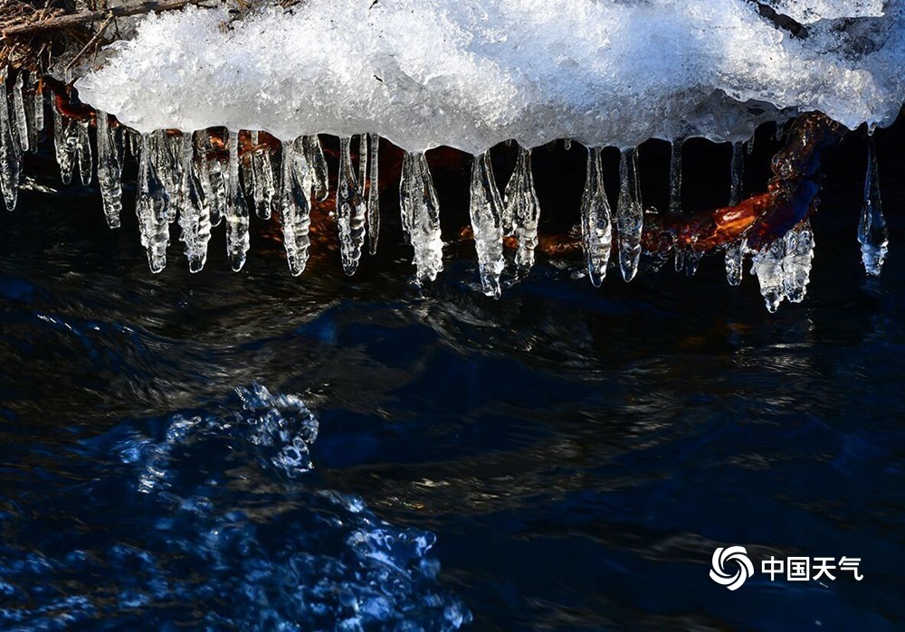 大兴安岭春意回归 冰融雪化催新芽
