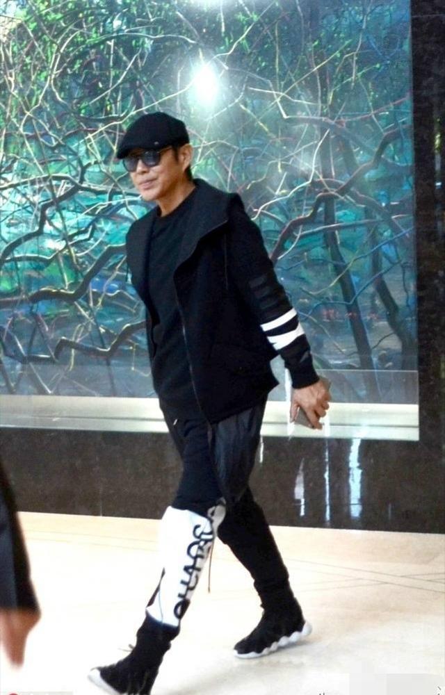 陈道明不再高冷64岁穿衣时髦不输小鲜肉难怪迷倒一片中年妇女