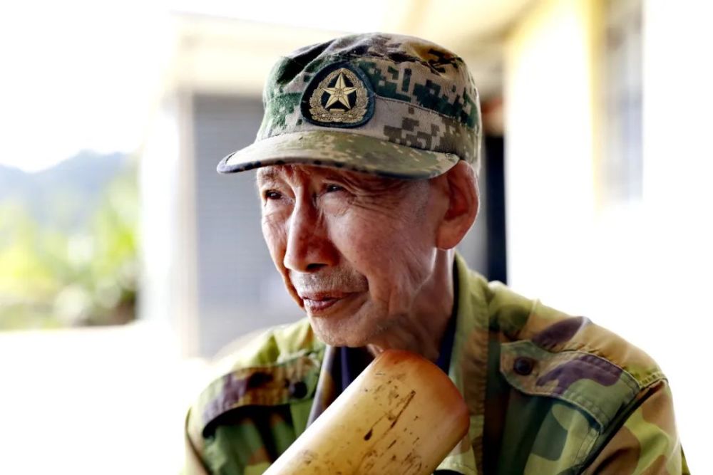 不止是土路,还极陡,新手司机是不敢开这种道路的,好在,郭龙成是老司机