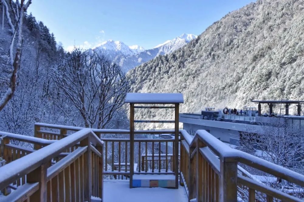 在古爾溝,不是住在雪山下,而是住進白雪裡.