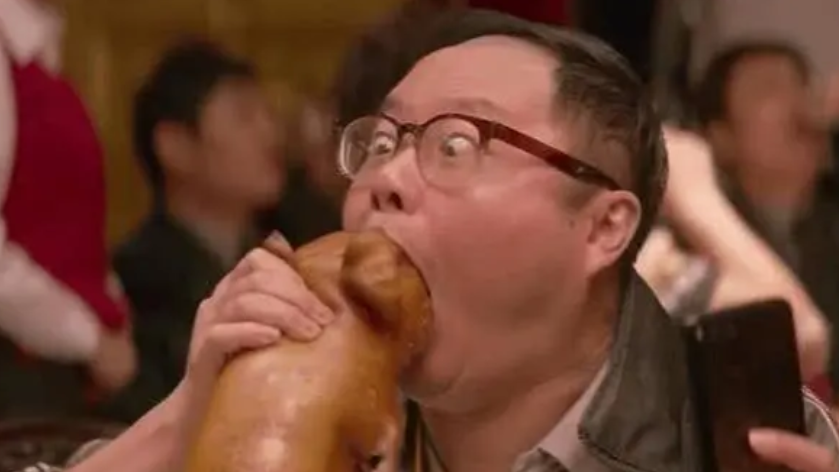 西虹市首富帝王蟹烤乳猪是真的演员吃的时候很痛苦