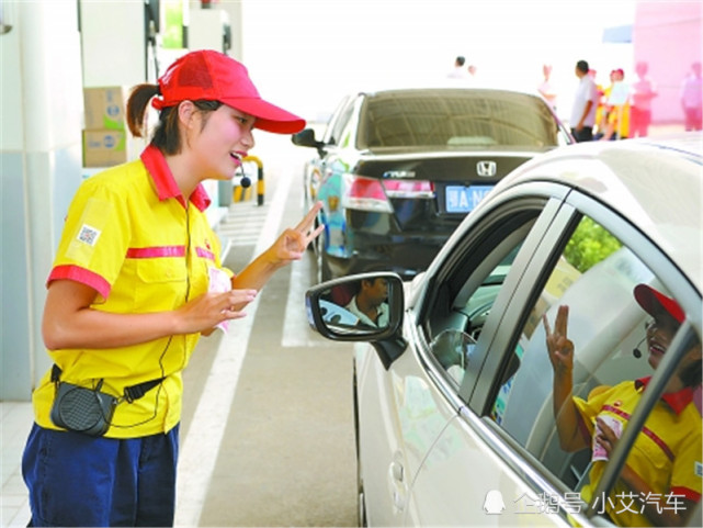 加油站月薪2000,为啥很多人一干就是十几年?女员工:这福利不够吗?