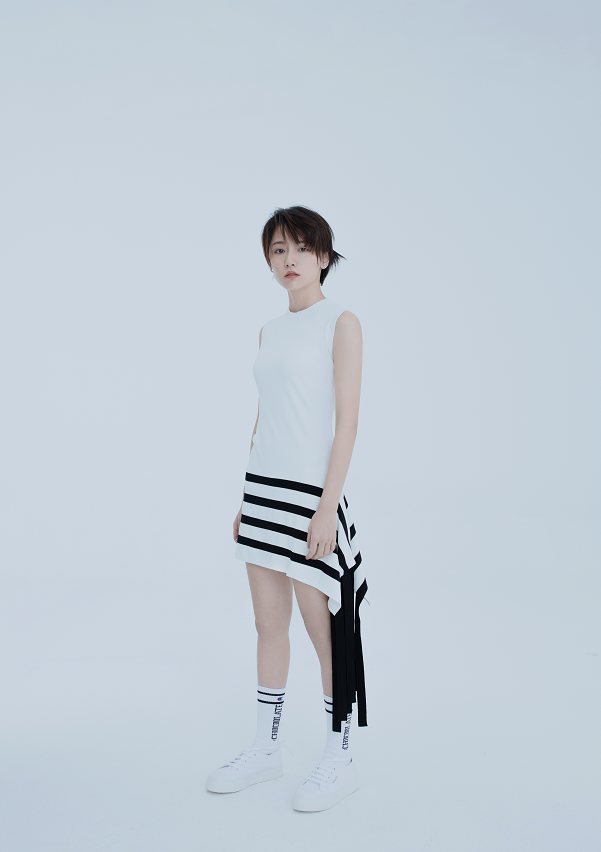 不规则的裙摆也很好的凸显了成果的腿长,这样的漫画腿真是令人羡慕