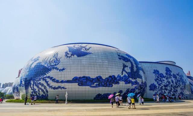 世界最大的青花瓷建筑,王健林耗资400亿,游客:一堆乱放的碗!