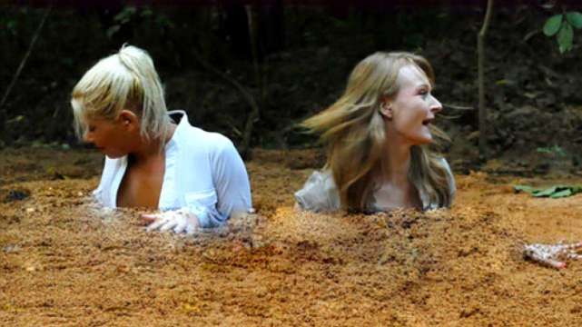 流沙真的会吞噬人吗国外美女亲测下一秒危险发生