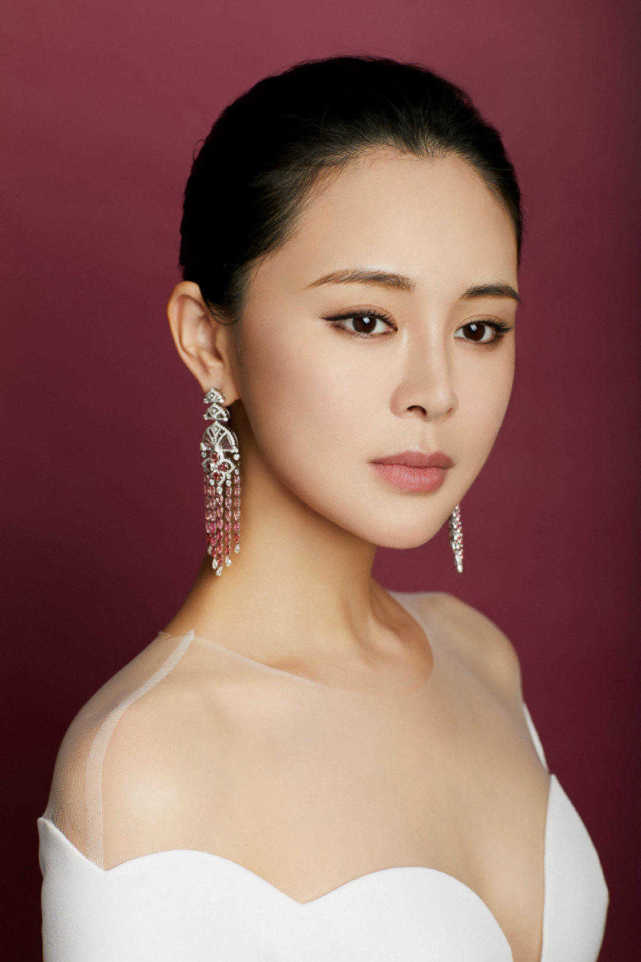 关悦女神范十足,穿一条白色的抹胸连衣裙,彰显出了她高级的气质