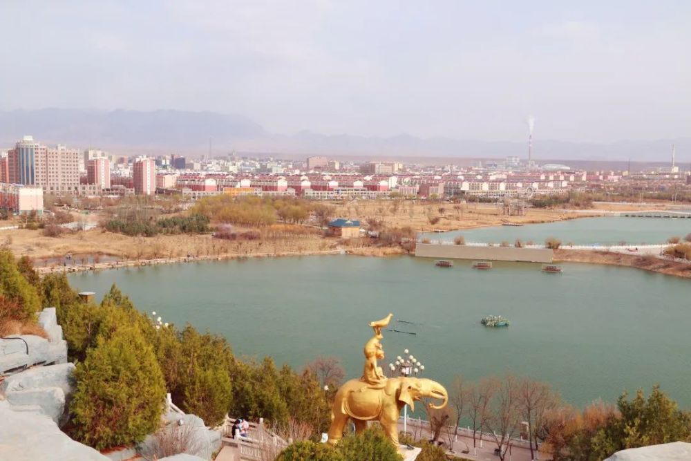 春色满园关不住营盘山景观公园一角