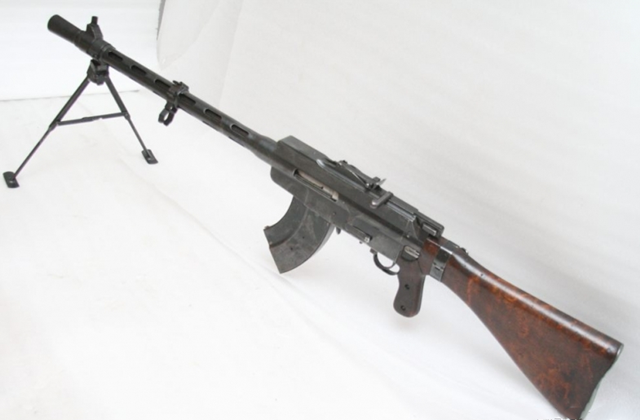 ls26机枪:该枪是芬兰在1925 年自行设计的一款轻机枪,型号是m26 ,又叫