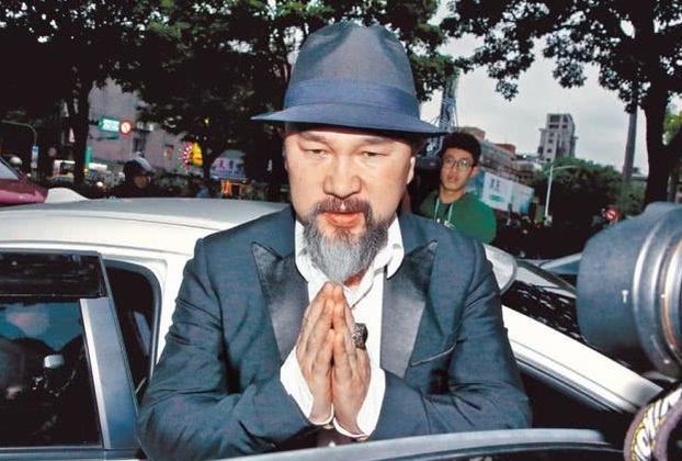 刘真女儿拿着妈妈照片,哭着找妈妈,4岁的孩子看的我心酸了!