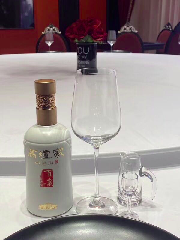 如何正确地品尝高炉家百岁酱酒
