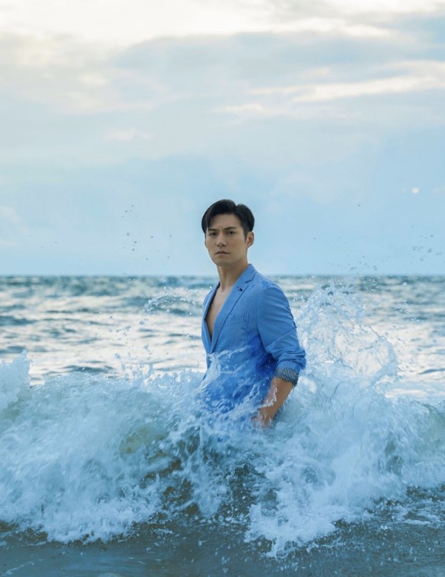 上阵,穿着天蓝色的西装外套,修身的西装外套能看得出严屹宽健美的身材