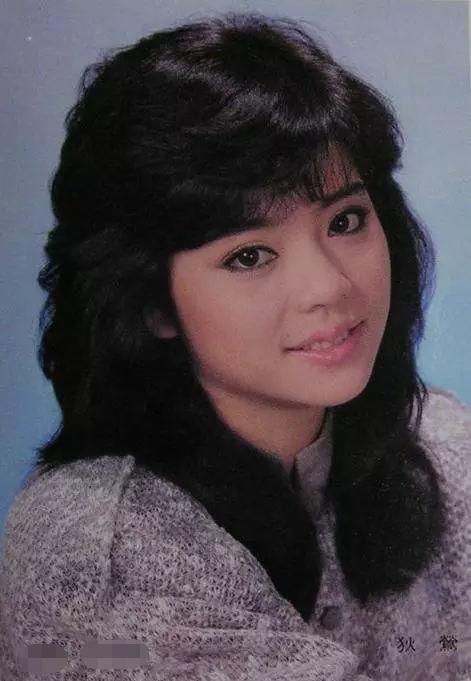 在姐姐狄玫的介绍下,狄莺进入叶青的剧团里唱戏,歌仔戏没落之后,又