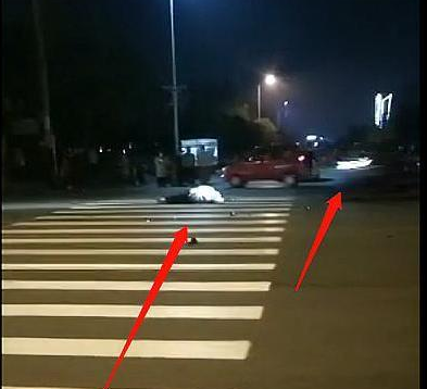 太惨了 事故现场倒地不起 又遭摩托车碾压 腾讯新闻