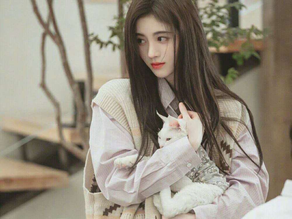 鞠婧祎只适合港风滤镜直发造型清纯灵动低头瞬间让人惊艳