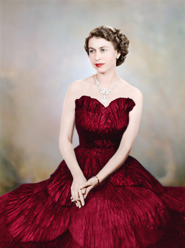 伊丽莎白二世年轻时就十分漂亮,白嫩的肌肤穿上红色连衣裙非常漂亮