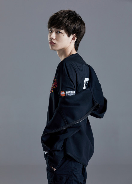 crisp刘青松有着电竞姜丹尼尔的称号,是lpl的护肤专家,面膜小王子