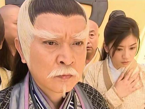 白眉鹰王年龄最大,长眉胜雪,鼻似鹰钩,以绝技鹰爪擒拿手闻名,后来阳顶