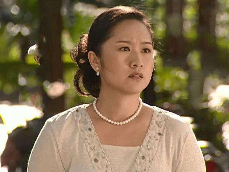 她是娃娃脸美女演员,演《意难忘》成名,如今51岁婚姻生活很幸福