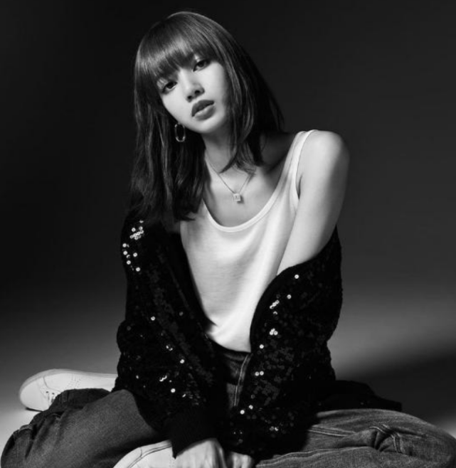 lisa,1997年3月27日出生于泰国,在韩国发展的泰国籍女歌手,女子演唱