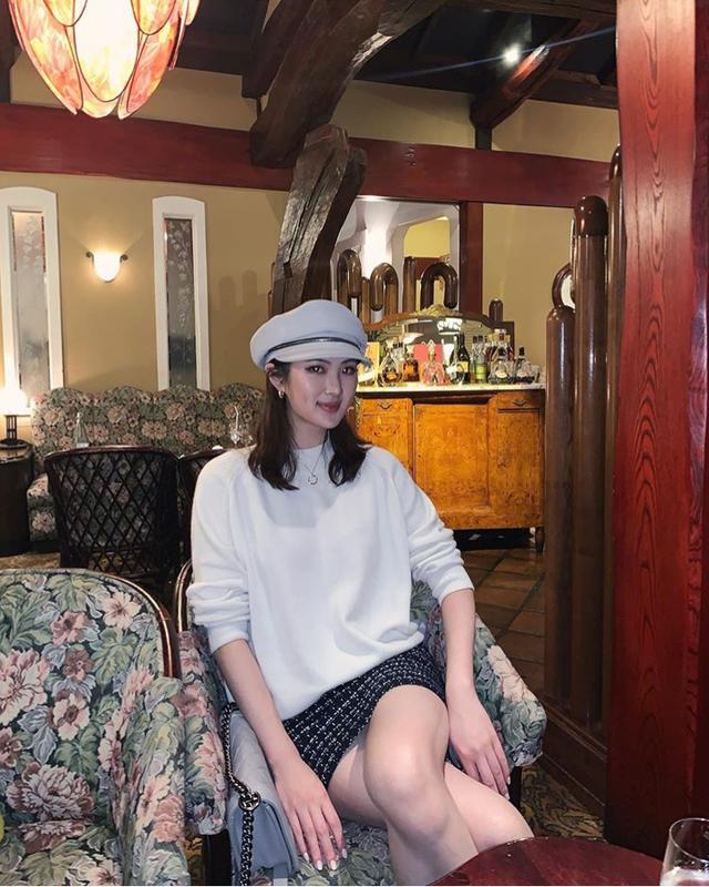 华为老总小女儿回国,隔离结束豪宅内秀美腿,别墅大到能当跑马场