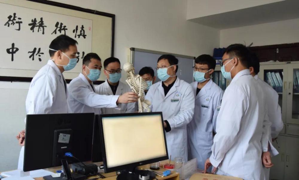 针对张阿姨的病情,该院骨二科主任张振东立即召集科室医师进行病例