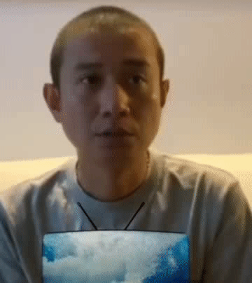 单身后的文章太苍老剪寸头发际线全秃穿灰色t恤35岁看着像55