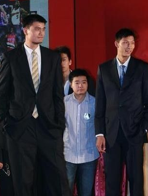 跟姚明合影不能乱站,科比,丁俊晖都显尴尬 