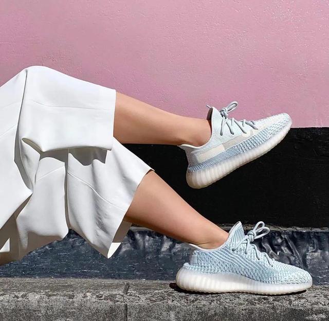 年年夏天都疯涨的yeezy350万万没想到今年我能随便挑