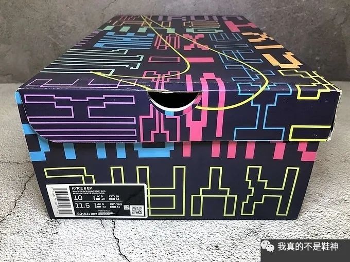 平时43,这次选择了44,实在是因为欧文6内长偏短鞋盒非常花哨,像素块