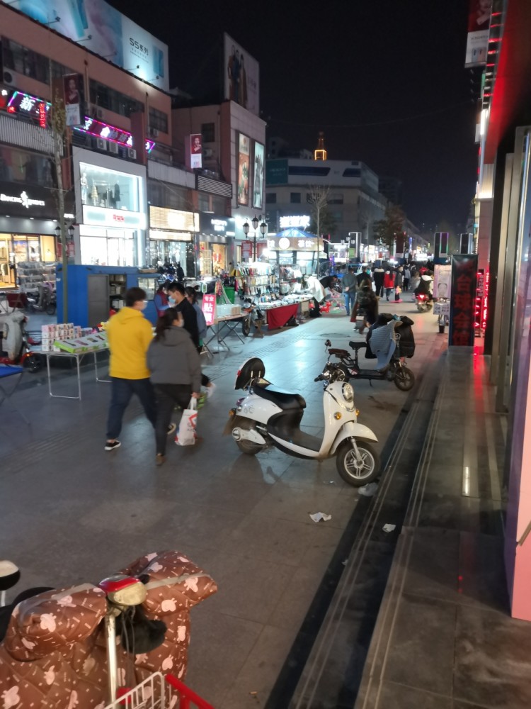 滕州市响应国家号召全面复工复产夜市也甚是热闹