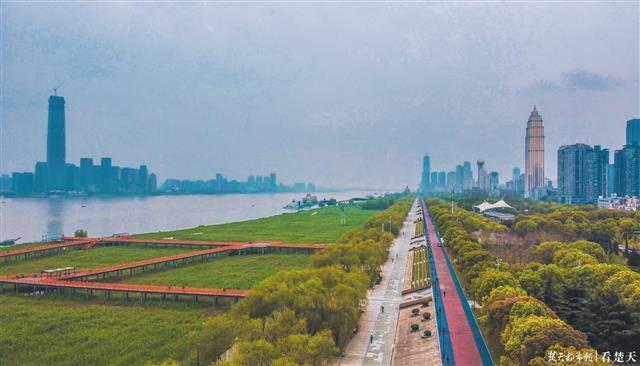 天氣陰轉多雲,武漢的標誌性景點漢口江灘公園陸續有市民進入,大家戴著