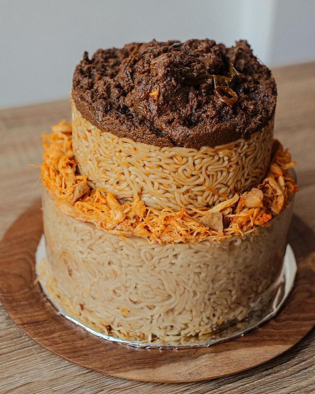 近看可以看到一根一根的面条取代了海绵蛋糕,不知道你们敢不敢尝一口