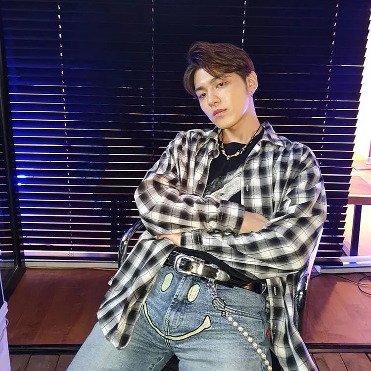 李辉珉(lee hwimin),与朴圭正完全相反,是个学渣,曾表示初次见面觉得