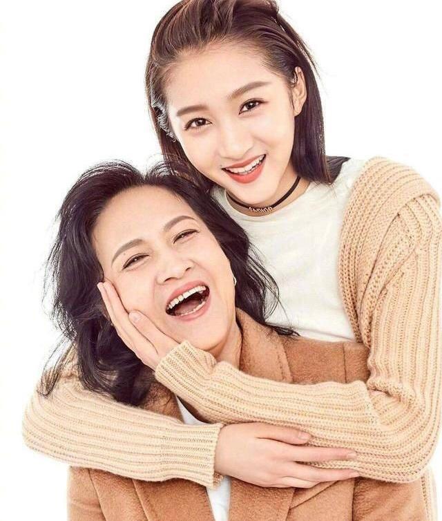 和父母撞脸的明星,遗传到底取决于谁?妈妈的这3个基因,很强大