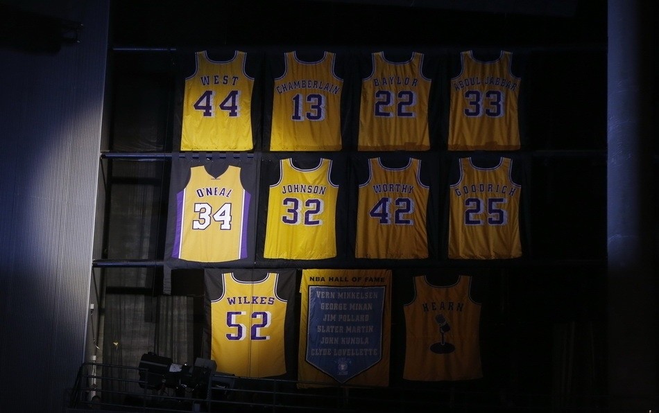 湖人退役奥胖球衣在主场迎战小牛的比赛的中场休息时,湖人举行了