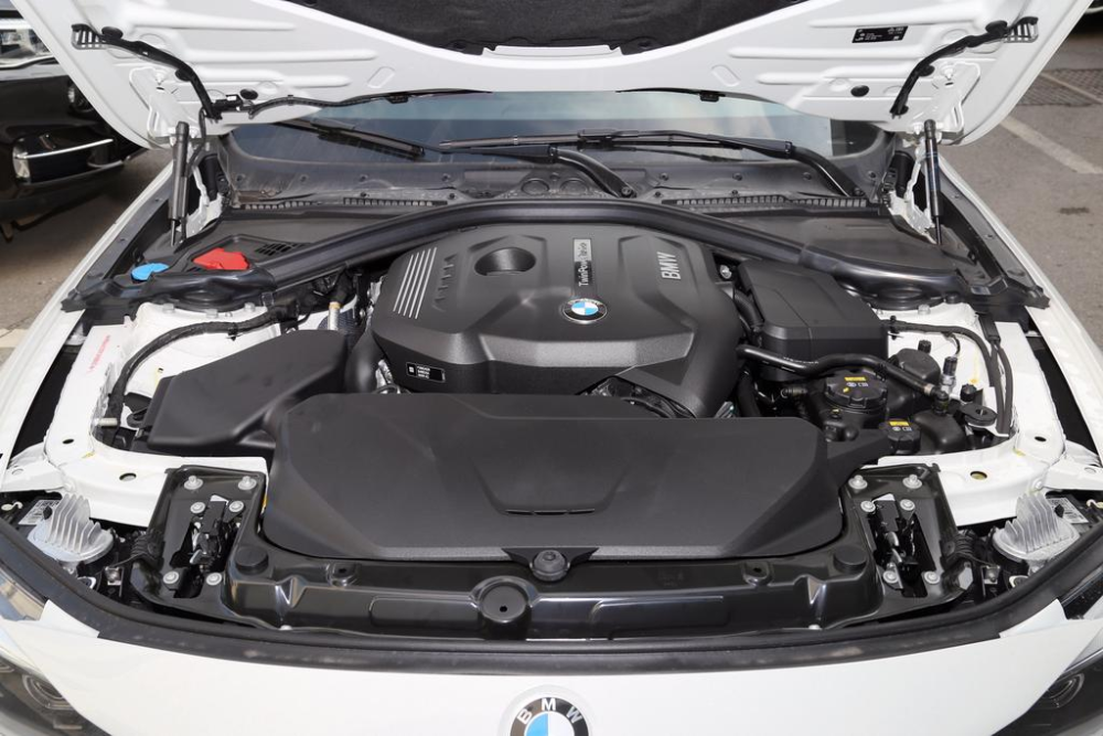 在如今,宝马4系取消了直列六缸的b58发动机,全系匹配b48系列2.