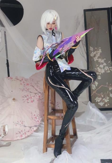 再来一张小姐姐cos镜的全身照,小姐姐不仅颜值高,身材也是非常好的,和