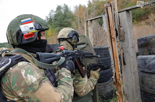 駐敘俄軍手持滿配ak本土俄軍剛換上紅點瞄準鏡任務越危險裝備越豪華