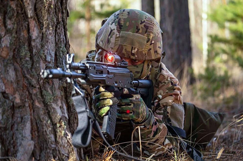 驻叙俄军手持满配ak本土俄军刚换上红点瞄准镜任务越危险装备越豪华