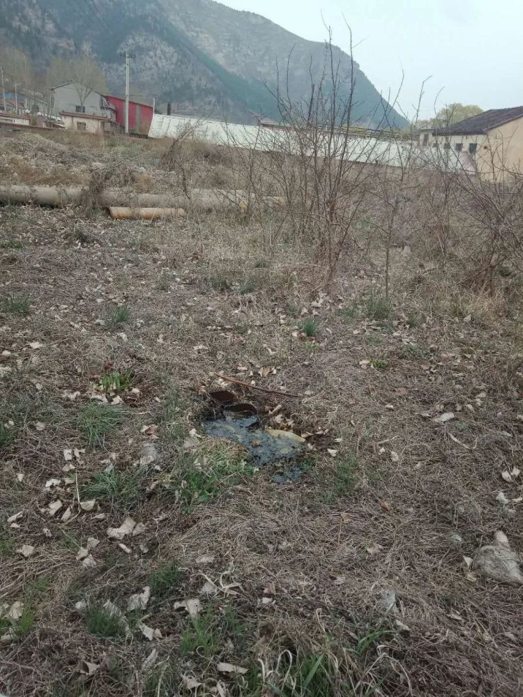 裸露土地无遮挡 建筑材料露天堆放!