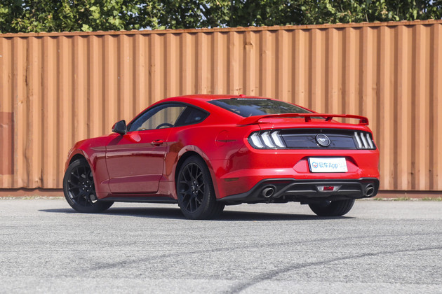 福特野马跑车无论如何,我们看到了福特野马四门版渲染图,这是一个全新