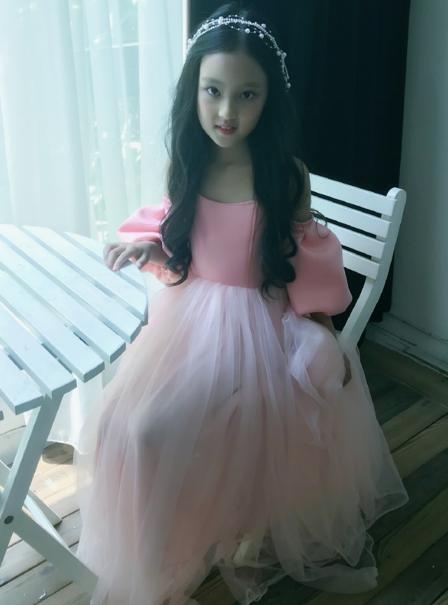 不敢认这是张若昀"妹妹",9岁拿长袜"套"鞋子外秀腿,贼时髦