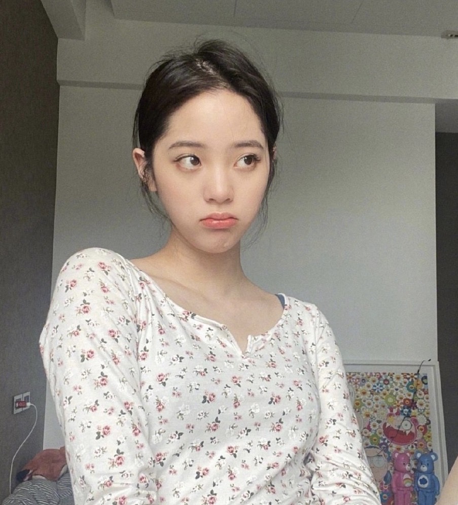 欧阳娜娜居家自拍穿碎花上衣配破洞牛仔裤网友高颜值女神不需要美颜