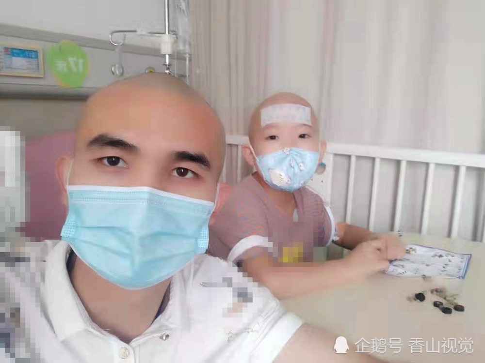河南8岁男孩被重病折磨8年 父亲剃光头陪儿子微笑面对