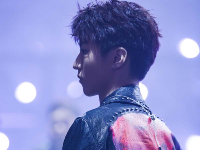 有种"整容"叫王俊凯,身穿紫红牛仔外套眉清目秀,侧颜令人沦陷!