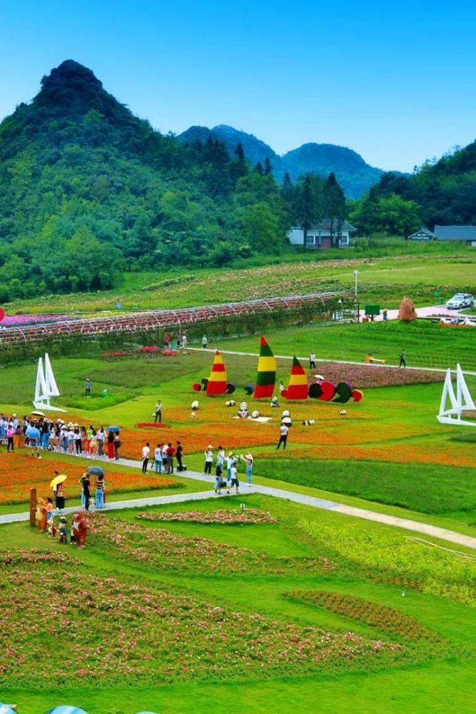 玻璃心形观景台,是彝山花谷非常独特的景点,刺激中洋溢着浪漫,还可以