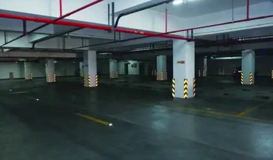 一辆奥迪在地下车库停了5年 费用高达60万 保安 只要人回来 不收钱 腾讯网